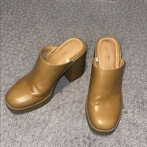 Women's Tan Block Heel Mules